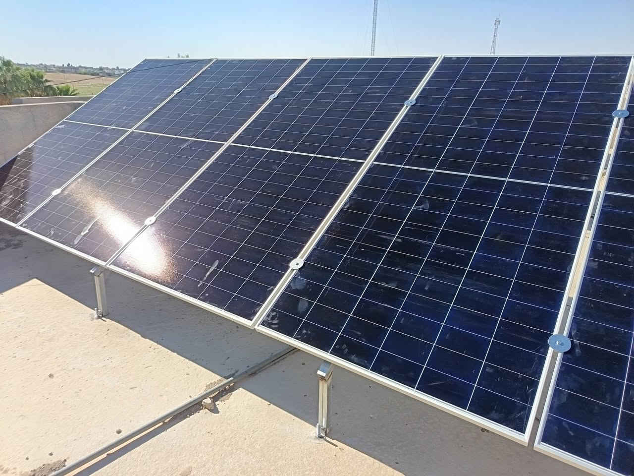 #الطاقة الشمسية ☀️ تعني كهرباء⚡⚡ ٢٤ ساعة.
أتصال +واتساب
*********** ☎️***********  م. رافد

#بالتعاون مع شركة اضواء للطاقة الشمسيه

#تم بحمد الله تعالى تجهيز و نصب منظومة طاقة شمسية عالية الكفاءة لمنزل الدكتور علي الدخيل في قضاء الشرقاط / قرية الخصم و بواقع ٣٠ أمبير نهاري و ٣٠ أمبير ليلي.
مكونات المنظومة :
1-الواح لونجي هيمو X10 عدد ١٤ ضمان ١٥ سنة.
2 - انفيرتر فلستي ١٢ كيلو واط ضمان سنه.
3 - باتري ليثيوم نوع فلستي ١٥ كيلو واط عدد ٢ ضمان ٥ سنوات.
4 - هيكل حديدي مغلون ١،٥ ملم
5-كيبلات DC ٦ ملم و كيبلات AC ٤ ملم.
6- لوحة توزيع تشمل قواطع DC و قواطع AC و جوزات ذكية. 
#اسعار مناسبة و صيانة مجانية.
#نقد و#اقساط
