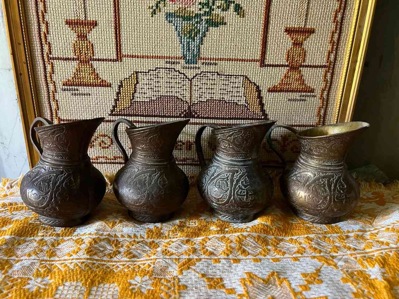 دولكات عدد 4 منقوش قديم
ارتفاع 11 سم وزن الوحدة تقريبا نص كيلو 
السعر الواحد ٤٠ الف كلهن ١٥٠ الف 
واتساب ***********

