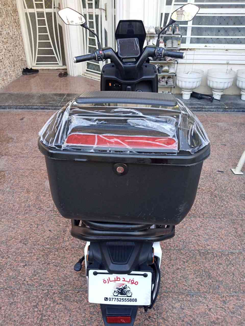 دراجة شحن صاعقة (MIAAD 850) – 2026 زيرو (من مؤيد طيارة)
* اللون: أسود مميز (سباق، نايلون الشركة عليها)
 * المحرك والبطارية: 3000W | 6 بطاريات غرافين (72V / 40A)
 * السرعة والمسافة: 100 كم/س حقيقي | 80 كم بالشحنة (4 سرعات)
 * الإطارات: جبلي
 * التشغيل: ثلاثي (سويج + كارت NFC + بصمة)
 * المواصفات: هيكل ودعاميات مدرعة، صندوق خلفي، نظام إنذار، إضاءة LED، دبلات هيدروليك، شاشة ديجيتال
 * العنوان: بغداد / حي القاهرة
 * الهاتف: ***********
