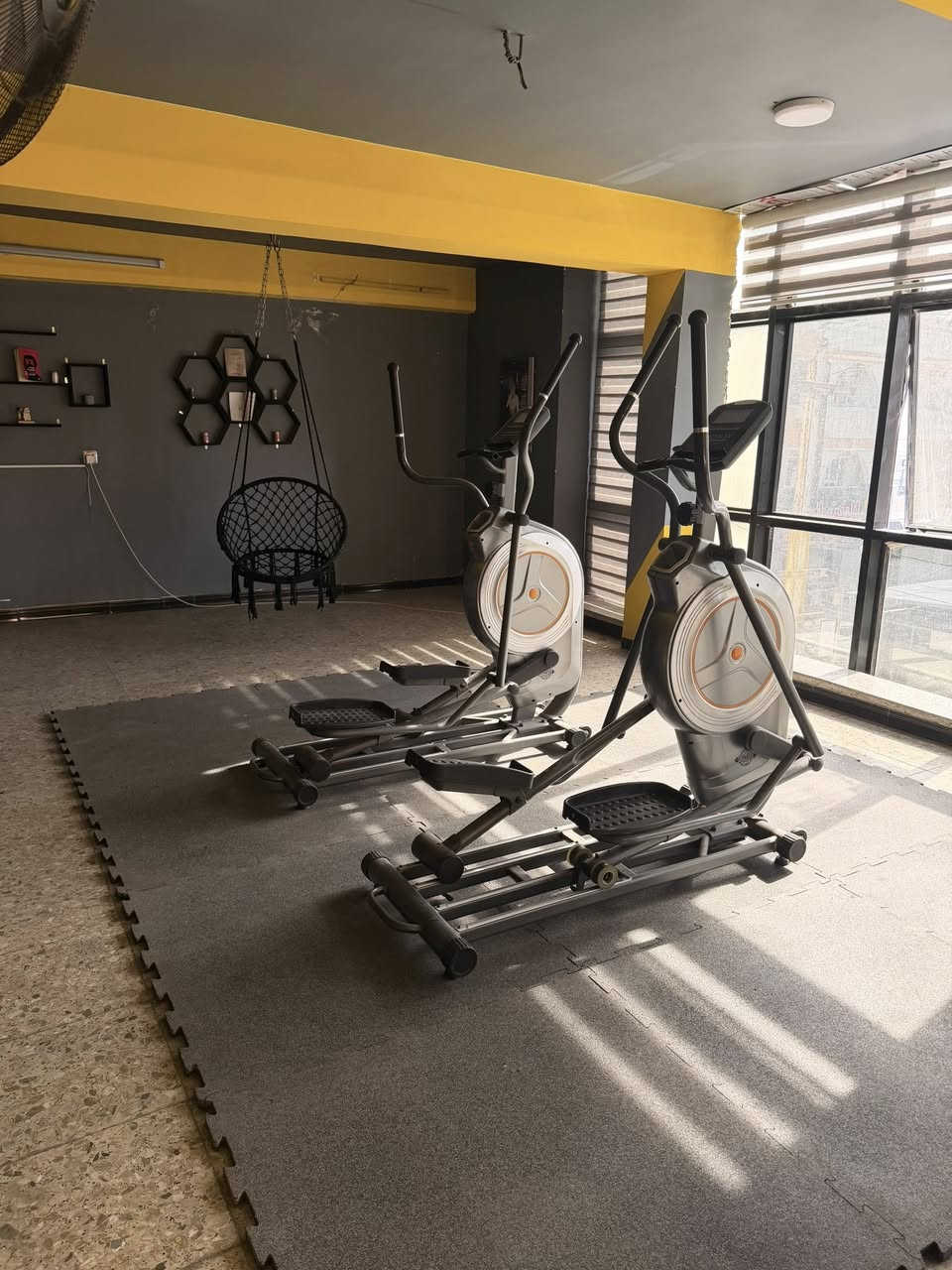 جم نسائي متكامل للبيع المساحة الكلية ٤٠٠ متر مجهز باجهزة حديثة بالاضافة الى صالة للكلاسات متكاملة بكل ملحقاتها كذلك يحتوي على مساحات تصلح  للكافتريا و بوث لبيع المستلزمات الرياضية و كذلك يحتوي على شقة تصلح ان تكون مركزتجميل او صالون / موقع تجاري مميز (المشتل /مخرج شارع مطبك /مقابل كوفي الإنكليزي  ) عدد مشتركات جيد جدا و كذلك مجهز بمنظومة كامرات مراقبة و اجهزة تدفئة و تبريد / لمن لديه الرغبة يمكنكم زيارة الجم او الاتصال على الرقم ***********
