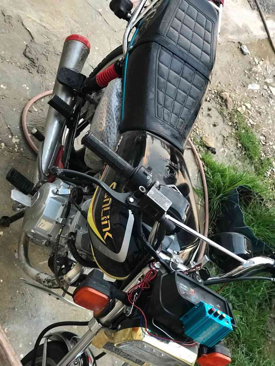 السلام علیکم دراجه سولينك موديل 2024 للبيع ،محرك 200cc   کهربائیات کامله شغاله الدراجه 5  گیر وما بيها اي 
نقوصات والمحرك مكفول كفاله عامه ابد ما مفتوح وبيها منفیس ،معدل وشلعه فول ما شاء الله بریکات کامله ديسك مامي وبنز خلف ،السعر 560 الف وبيها مجال بسیط خاطر 
لجيه الرقم *********** لا تتصل اذا مو شراي
