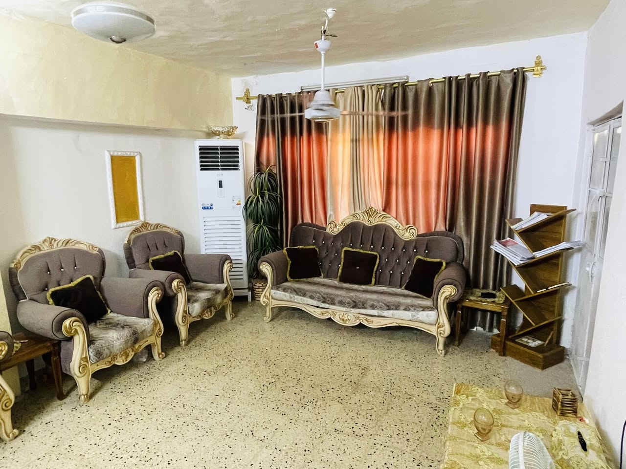 السلام عليكم دار للبيع مساحة 218 م ملك صرف طابقين في باب الخان قرب السوق السعر 150لاستفسار ***********
