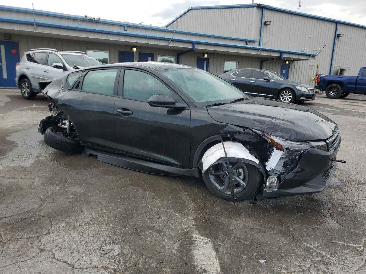 السلام عليكم كي فور 2025كص جديد ماشيه ألف حادث موضح بل صور موعد الوصول شهرين ونص السعر دبي 105 ***********مكاني بغداد الأمين الثانيه
