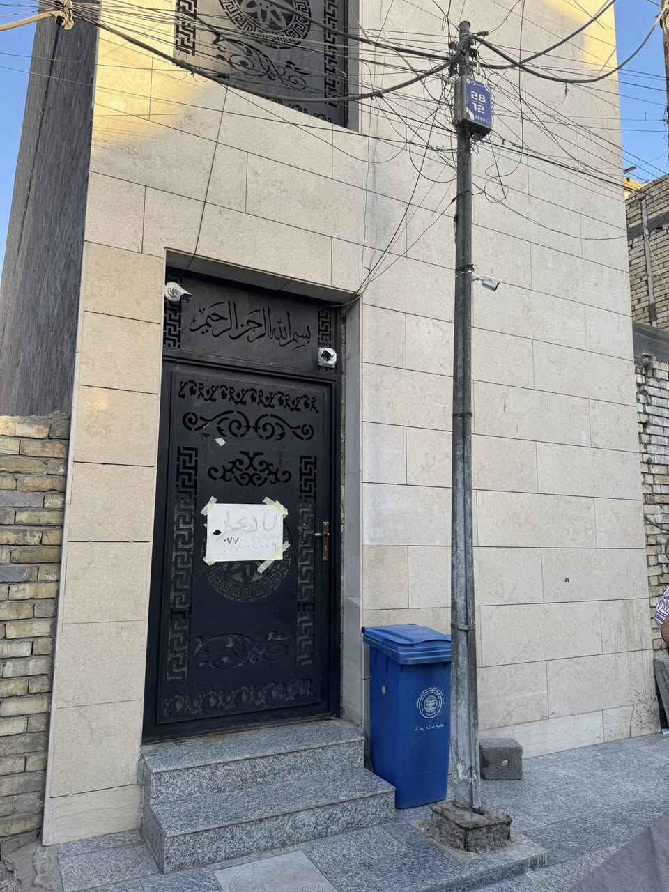 شقة للايجار في منطقة البياع شارع 12بيها غرفتين نوم واستقبل وهول داخلي  مع المطبخ وصحيات مساحة 120 
مكان الشقة قريبه من الشارع العام ثاني بيت من تدخل الشارع من جهة المعارض
طابق الارضي  سعرها 650 الف
طابق الاول  سعرها 550 الف
طابق الثاني 500 الف 
***********
السكن للعوائل فقط بدون احراج
