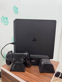 للبيع  ps4 slim سعة تخزين 500GB مع كامل الملحقات الاصلية جهاز نظيف ما ...