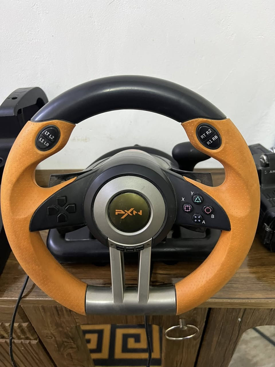 دركسون v3 pro للبيع الدركسون اشتريته اسبوع و و تركته بعد ما لعبت بي يعني اخو الجديد بس كارتونه ضايعه يشغل بلي 4 5 تواصل ***********
السعر :70 
المكان بغداد الكرخ العطيفيه
