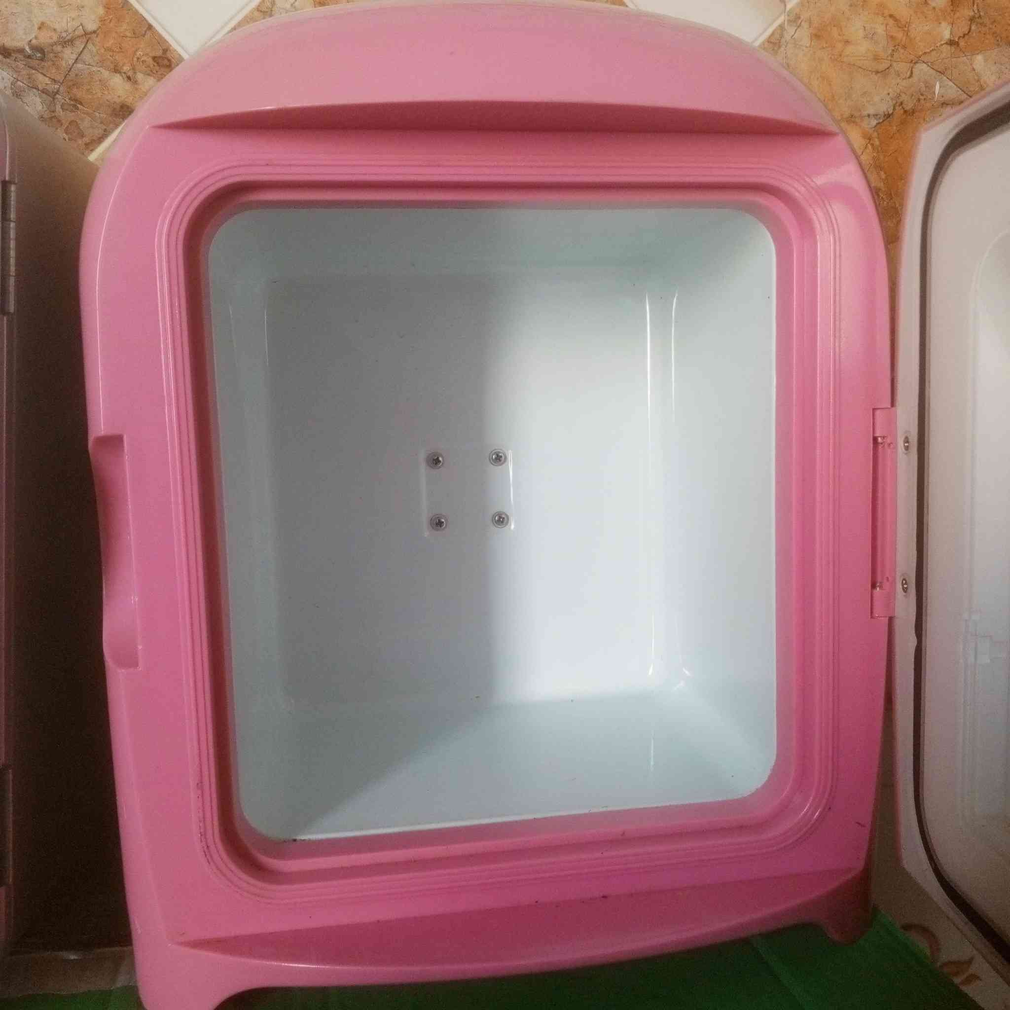 ثلاجه حجم صغير مناسبة لتبريد المشروبات، الوجبات الخفيفة، أو مستحضرات التجميل.
 لا تشغل مساحة كبيرة، مما يجعلها مثالية للمكتب، السيارة، أو غرف النوم.
القطعه (٢٥ )


**إذا كنت صاحب هذا الإعلان وتريد حذفه لأي سبب، رجاءا أرسل رسالة إلى الدعم الفني**