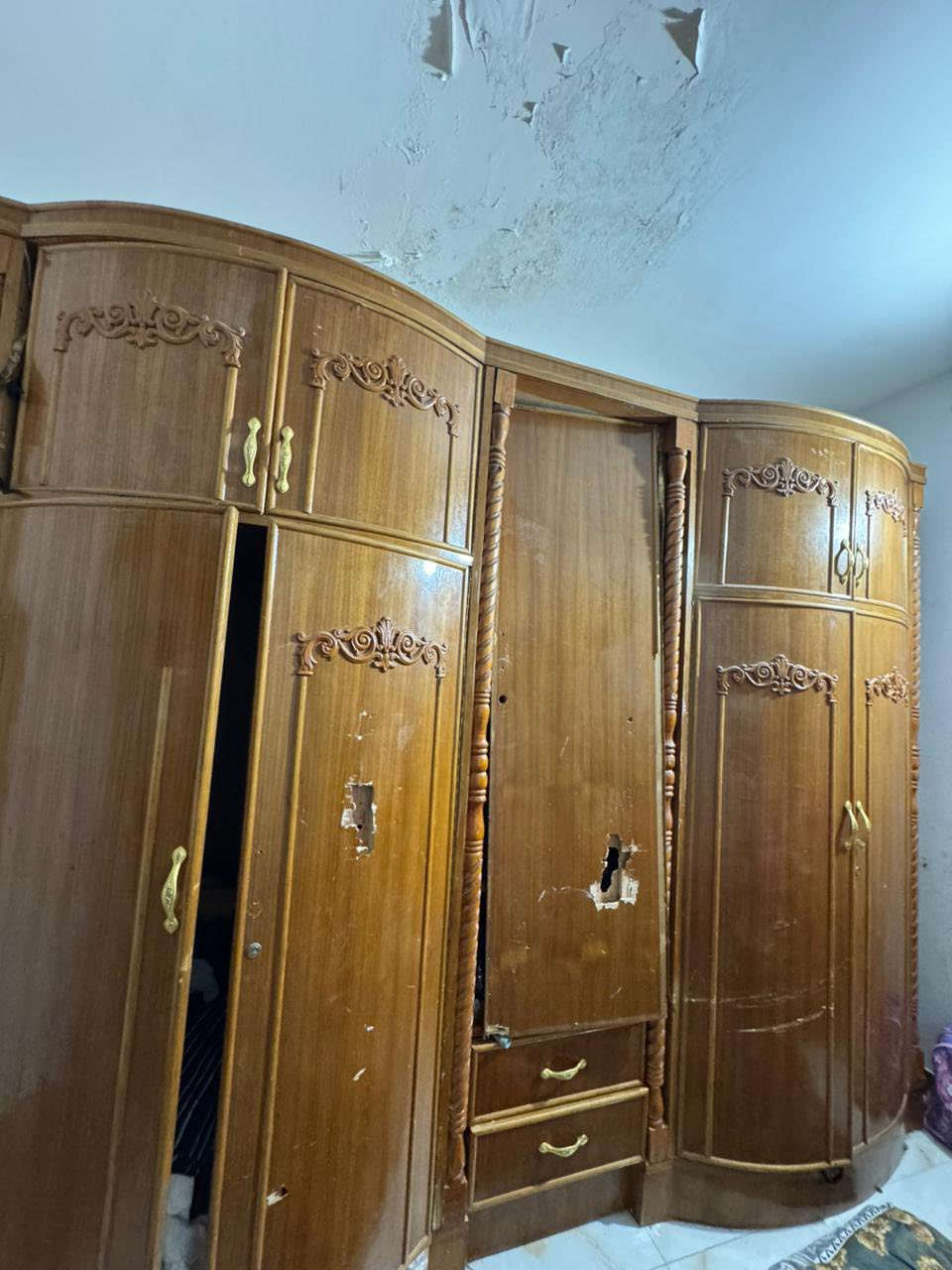 كنتور صاج خشب درجه اولى 5 بيبان اضرار البي كدامكم ومن الداخل نضيف جدا سعره 250 وبي مجال بسيط
***********
