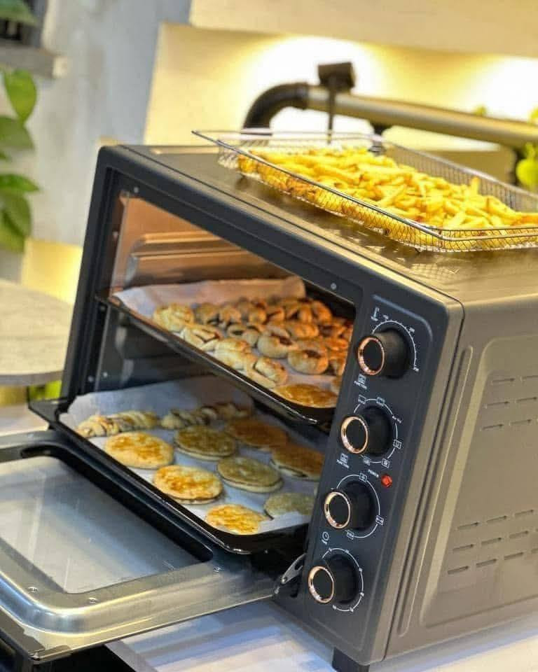 سوي متابعة بالاول ليصلك جديدنا 
✨ فرن امبليوم مع قلاية هوائية EM38OV
فرن متكامل مع قلاية هوائية… كل اللي تحتاجه بجهاز واحد 🍗🔥
📌 نبذة:
فرن كهربائي عملي يجمع بين الخَبز والشوي والقلي الهوائي (Air Fryer)، مناسب للبيت ويوفر نتائج احترافية بسهولة.
📊 المواصفات:
السعة: 38 لتر
القدرة: 1640 واط ⚡
يحتوي على خاصية القلي الهوائي (Air Fryer)
وظائف متعددة: خبز – شوي – تحميص – قلي هوائي
توزيع حرارة متساوي لنتائج مثالية 🔥
🛠 التصميم:
باب زجاجي مزدوج للحفاظ على الحرارة
تجويف داخلي غير لاصق لسهولة التنظيف
تصميم أنيق باللون الأسود
تحكم عملي وسهل الاستخدام
🍳 الملحقات:
شبك شواء
صينية فرن
سلة قلي هوائي
📏 الأبعاد:
560 × 450 × 415 ملم
🔥 خيار مثالي لكل مطبخ يجمع بين القوة وتعدد الاستخدام
ضمان سنة 
 
السعر 165 ألف
توصيل لجميع المحافظات 5


**إذا كنت صاحب هذا الإعلان وتريد حذفه لأي سبب، رجاءا أرسل رسالة إلى الدعم الفني**