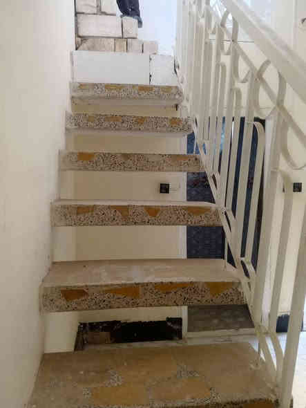 يا الله اللهم صل على محمد وال محمد دار معروض للبيع في النجف الاشرف سايدين المطار نهايه شارع مرطبات الاوائل وتنزل مسافه 400 متر عن الشارع مساحه 100 متر غرفه وصاله استقبال مطبخ مجمع صحيه داخل وخارجي سطح مطبق ارضيه بورسلين بناء بلوك سقف عقاده دار نظيف السعر جدا مميز السعر 18 بمجال شيء بسيط استفسار اكثر اتصال على الرقم التالي واتساب ***********
