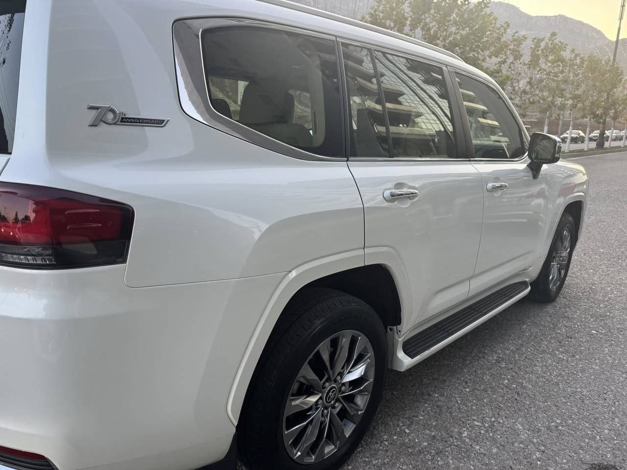 لاندكروز ساز 2022 vx محرك تنفس طبيعي بدون صبغ ماشية 69000 كيلومتر حقيقي الصيانة الدورية  من 0 لحد الان عند شركة تويوتا زاز .. مواصفات ال vx المعروفة لايتات عدسات 3 شاشات اصلية مع سماعات وهتفونات jbl  مانع تصادم خلفي وامامي كشنات جلد تبريد وتدفئة الخلفي كشنات تبريد فقط كشنات الصف الثالث كهرباء وكاعيات الشركة موجودة وغير مستخدمة كتلوجات اغراض السيارة كلها موجودة السيارة نظيفة جدا وباسمي سنوية جديدة..  السعر 69000$ وبيها مجال للجادين الاتصال على ***********
