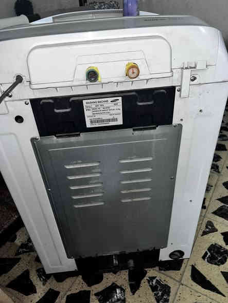 غسالة سامسونج أوتوماتيكية فتحة علوية اصلي 12 كيلو 
استعمال نظيف وشغالة 100٪ بدون أي مشاكل.

تغسل كلشي ومناسبة للعائلة، بيها 5 مستويات ماء وتقدرين تختارين الحرارة حسب الحاجة:

‏• Hot غسيل ساخن

‏• Cold غسيل بارد

‏• Air Turbo تنشيف هواء إضافي

بيها كل برامج الغسيل الضرورية:

‏• Fuzzy غسيل ذكي

‏• Quick سريع

‏• Delicate ملابس رقيقة

‏• Blanket بطانية

‏• Jeans جينز

‏• Eco Tub Clean تنظيف الحو

وعليها أزرار كاملة:

‏• Wash غسيل

‏• Rinse شطف

‏• Spin دوران

‏• Water Level مستوى الماء

‏• Temp/Option اختيار درجة الحرارة

• زر Power تشغيل

• زر Start/Pause تشغيل/توقف

غسالة قوية، عملية

للراغبين السعر 180 وبية مجال ***********
بغداد الحرية
