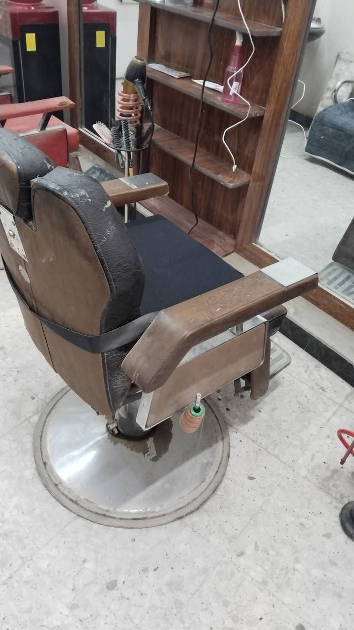 كراسي عدد ٢ ومرايات عدد ٢ وفاترينه وسطيه ٢٠٠ قفل🔒مكاني الحله حي نادر الشارع الخدمي
موجود واتساب ***********
