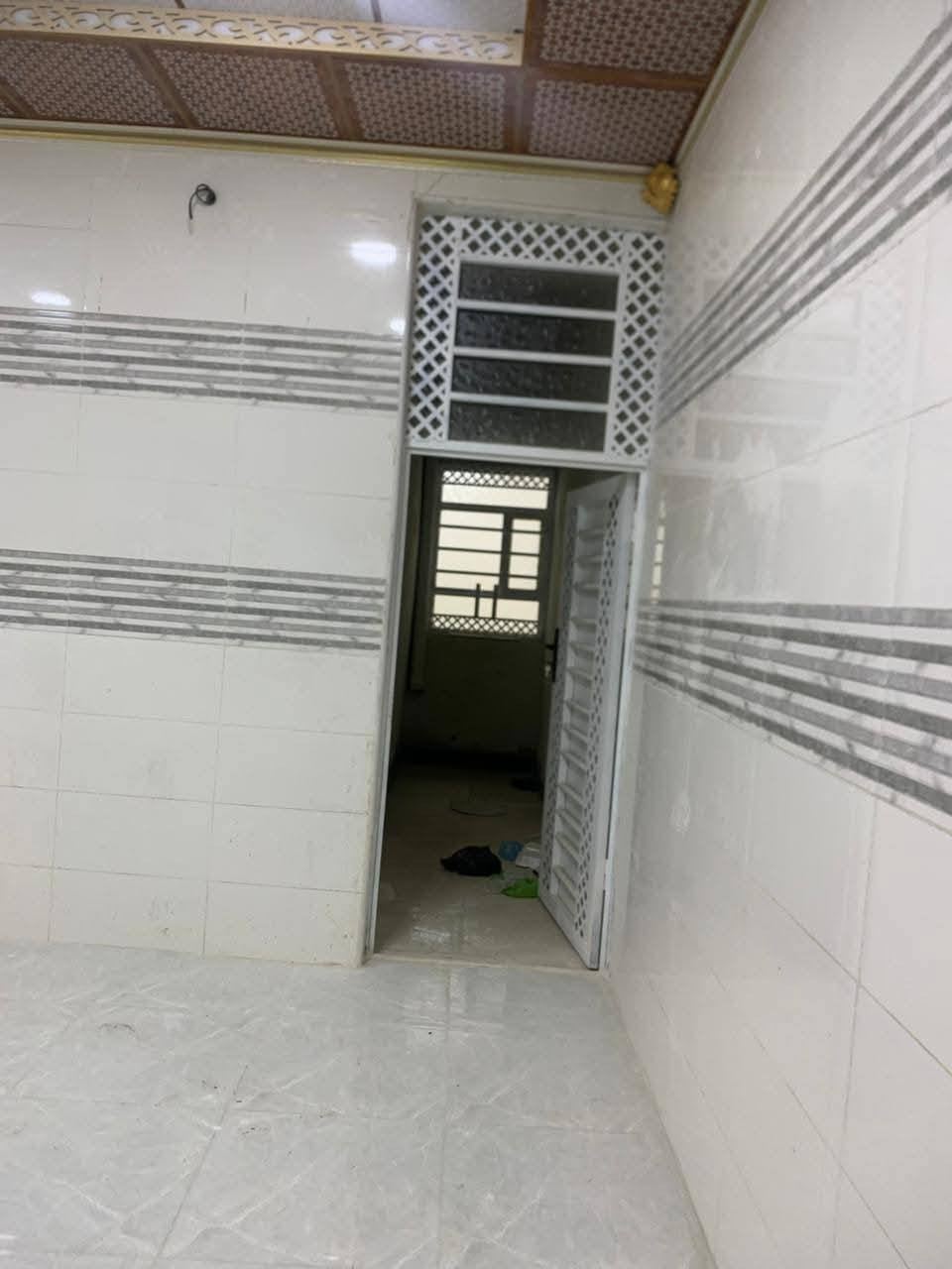 يالله دار للبيع بحي سبل ثانيه  قرب مكتب ابو ساره يم المدرسه زراعي مساحته 200 متر بناء حديث صب كونكريت ما مسكون على شارع 15 يتكون من غرفتين وصاله ومطبخ واستقبال أو صحيان لاستفسار واتساب ***********
