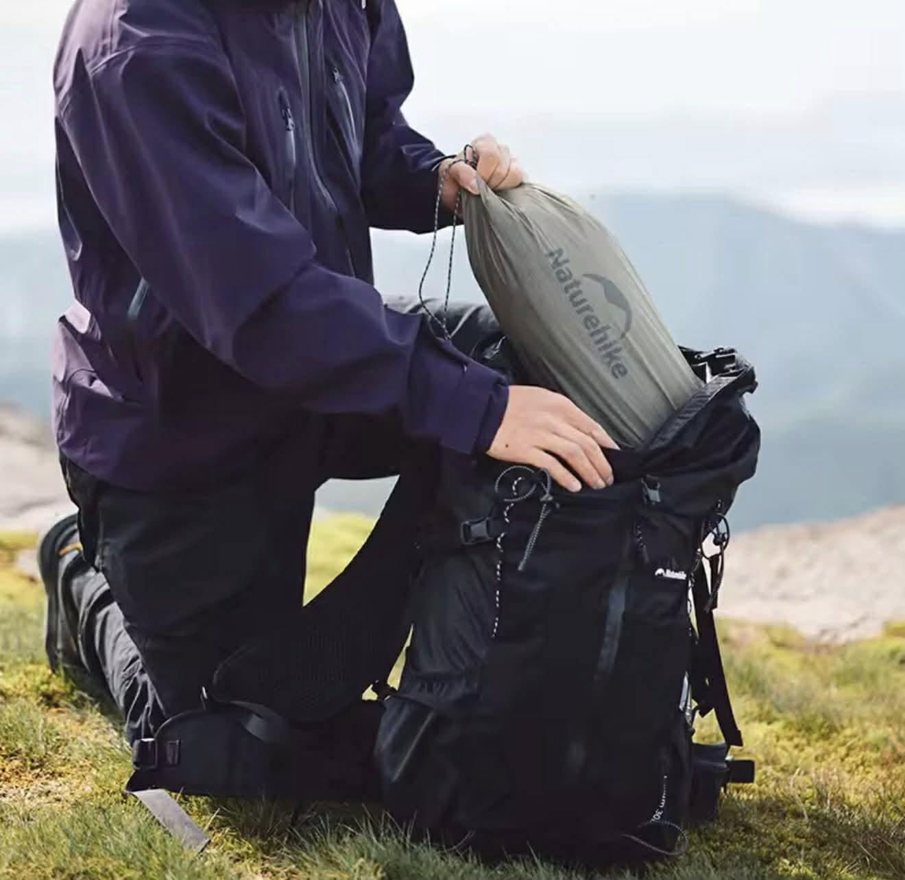 السلام عليكم للبيع خيمة من ماركة نايتشر هايك Naturehike موديل Cloud Up Pro خفيفة الوزن لشخصين وزنها ١ كيلو و ٣٦  غرام مناسبة للتخييم والمشي لمسافات طويلة والترحال مصنوعة من النايلون 20D مقاومة ممتازة للماء والعوامل الجوية قماش بولي يوريثين PU مع طبقة سليكونية ومقاومة ماء بتصنيف ٢٠٠٠ ملم للغطاء الخارجي و ٥٠٠٠ ملم للارضية واعمدة سبائك الالمنيوم 7001 المتينة الخفيفة والقوية 
ابعاد الخيمة الخارجية الطول ٢ متر و ٢٠ سانتمتر العرض ١ متر و ٦٠ سانتمتر الارتفاع ١ متر و ١٠ سانتمتر 
الابعاد الداخلية للخيمة الطول ٢ متر و ١٠ سانتمتر العرض ١ متر و٣٠ سانتمتر الارتفاع ١ متر و ٥ سانتمتر 
تواصل خاص او *********** واتساب
