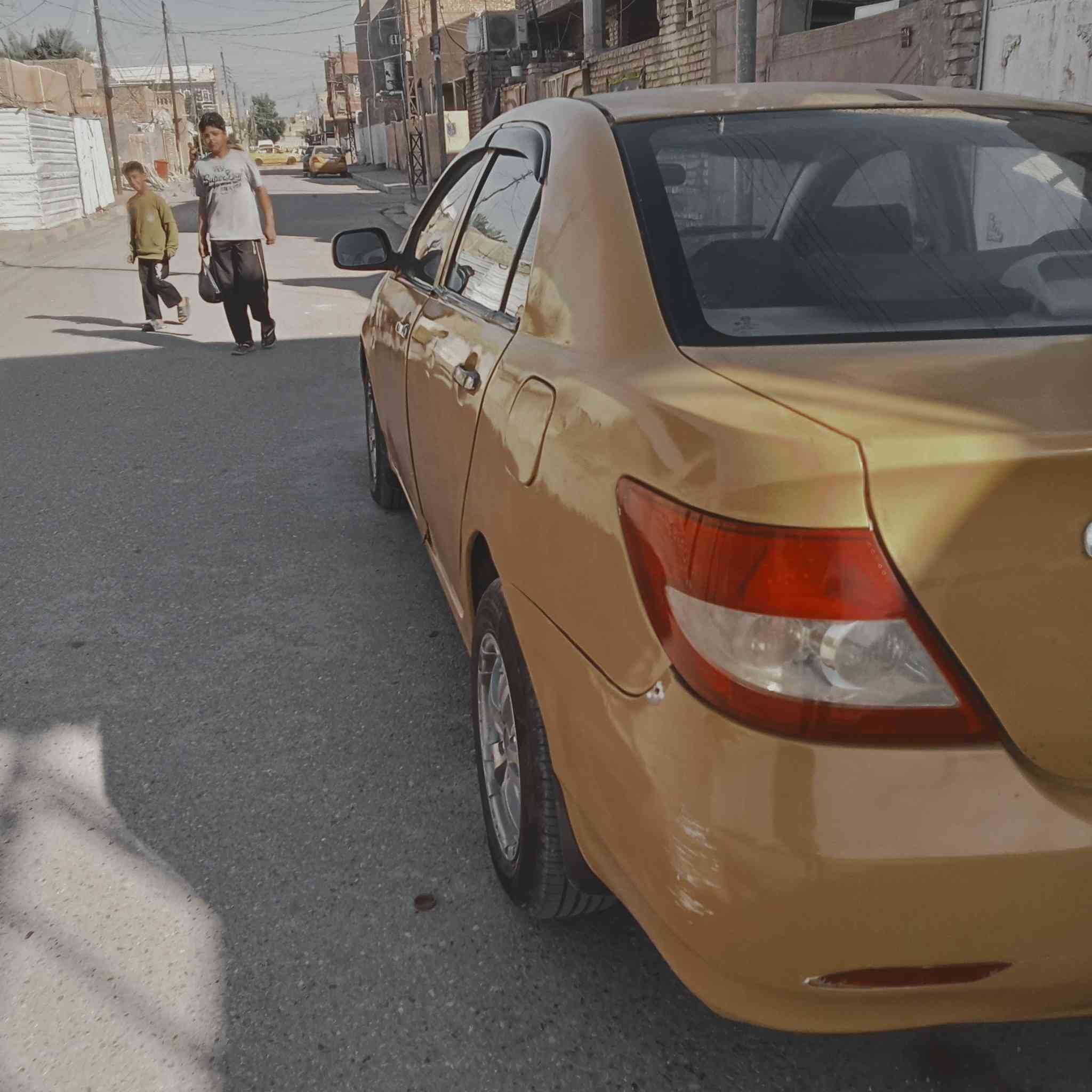 السلام عليكم بيوايدي مديل 10السياره بأسمي هزه جديده مصفره هيئه وغرامات .بيها ضربه بجاملغ الوره السايق بدون دواخل وجاملغ الامامي عكس السائق مبدل بسبب خياس كير محرك ممتاز .تبريد بس غاز وربط كهرباء بسبب تبديل المحرك واكف التبريد حسب قول الي اشتريت منه اني انطيك تبريد عاطل حته اعبر الموضوع تخم تاير جديد صدر جديد شلع الامامي حتى لوي وفلنجات جدد كهربائيات شغاله وجديده فقط العالي طافي وشغلته بسيطه .سياره محوله بأسمي صار شهرين بمرور الغزاليه .تفاصيلها كلها ذكرتها اليحب يتصل واني بخدمته ***********السعر 38وبيها مجال بسيط حك الجيه . مكان السياره بغداد الحسينيه  اعتذر عن الاطاله وغير متواجد على الفيس
