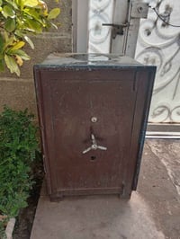 قاصة حديد للبيع مكانها سيدية سعرها 100 الف 07906261139