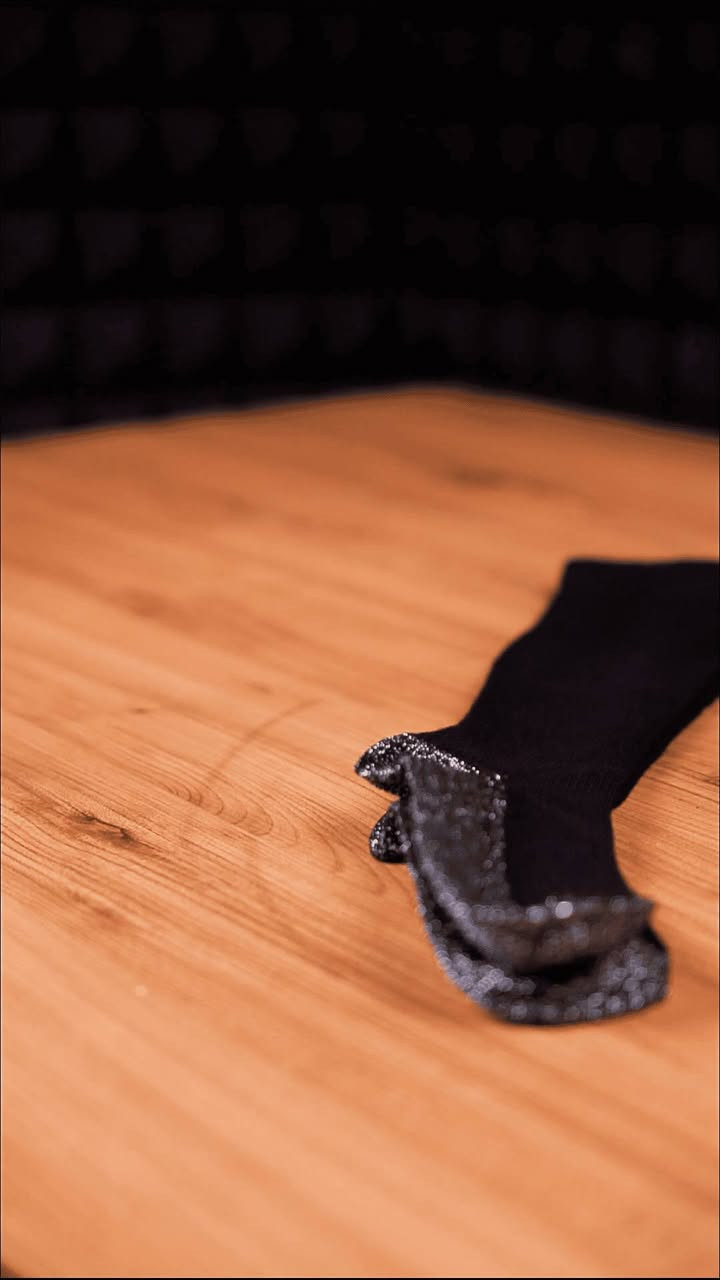 جوارب السكري لسحب الحرارة وتخفيف سخونة القدم
السعر 15 الف

الاستخدامات
مخصصة لمرضى السكري الذين يعانون من سخونة القدمين أو الشعور بالحرارة الزائدة
تساعد على تهدئة القدم أثناء النوم أو الجلوس لفترات طويلة
مناسبة للاستخدام اليومي داخل المنزل أو مع الأحذية المريحة
تقلل الإحساس بالانزعاج الناتج عن ارتفاع حرارة القدم
مناسبة لكبار السن والأشخاص ذوي الحساسية العالية في القدمين

المميزات
تصميم خاص لسحب وتوزيع الحرارة من باطن القدم
منطقة باطن القدم والكعب مصنوعة بخامة مختلفة ذات نسيج خاص للمساعدة على امتصاص الحرارة
خامة قطنية مرنة ومريحة لا تضغط على القدم
بدون مطاط ضاغط، مناسبة لمرضى السكري والدورة الدموية الحساسة
تسمح بتهوية جيدة للقدم وتقلل التعرق
ناعمة على الجلد ولا تسبب تهيجًا
تصميم عملي بطول مناسب يغطي القدم والكاحل
لون داكن عملي لا يظهر عليه الاتساخ بسهولة
قابلة للغسل وإعادة الاستخدام

الملاحظات
المنتج مساعد لتخفيف الإحساس بالحرارة وليس علاجًا طبيًا
يفضل عدم استخدام مبيضات للحفاظ على جودة النسيج
المقاس مناسب لمعظم القدمين بفضل الخامة المرنة
طول الجاروب 50 سم
لم يتم ذكر بلد المنشأ


**إذا كنت صاحب هذا الإعلان وتريد حذفه لأي سبب، رجاءا أرسل رسالة إلى الدعم الفني**