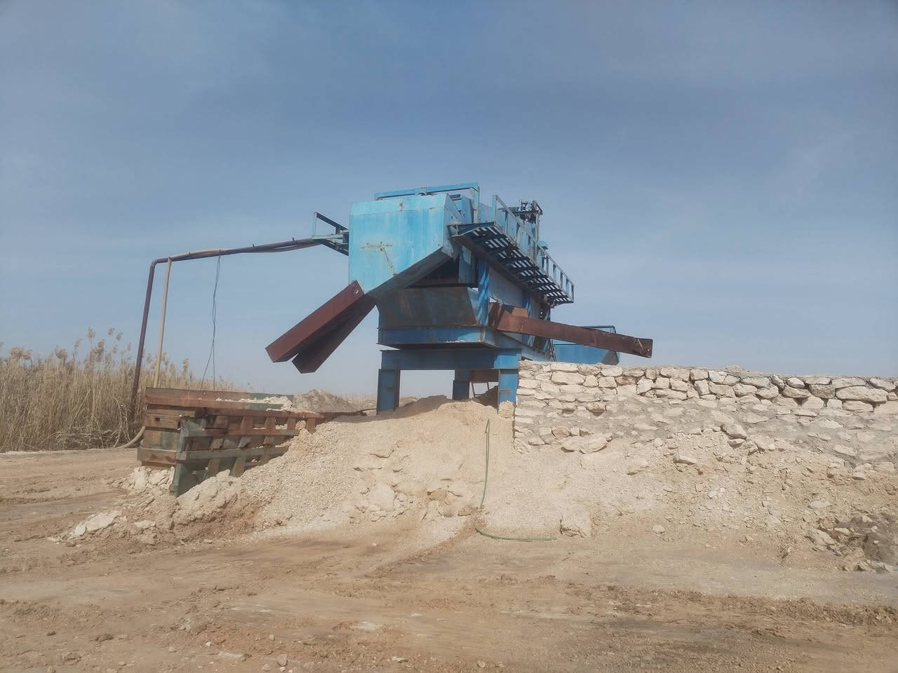 السلام عليكم معمل رمل 5 غربيل  للبيع جاهز مع كرفانات و محوله
العنوان: السماوه_ تقاطع الرواوشه_ قرب ال ميجد
الاستفسار : ***********
