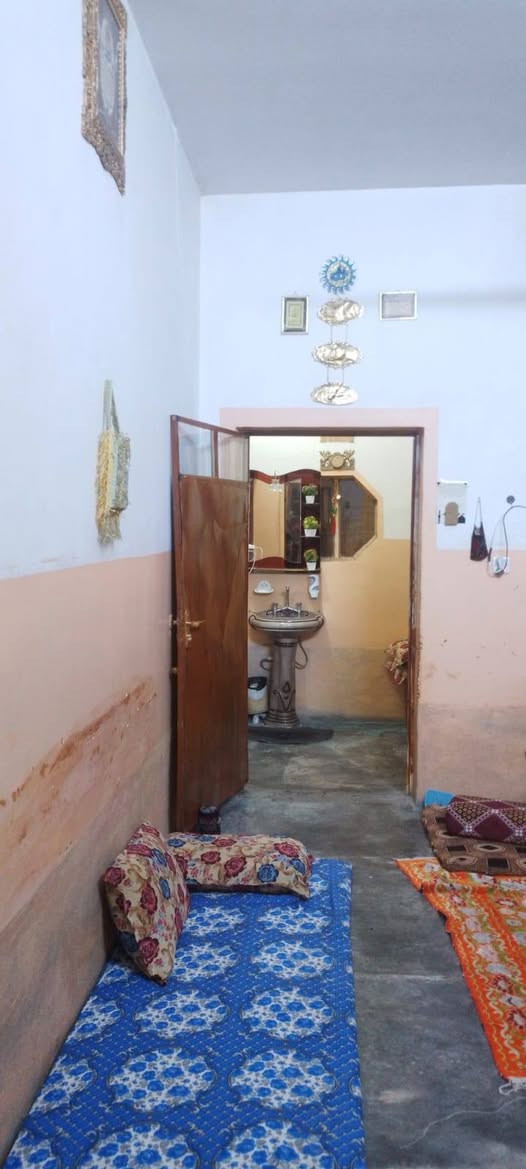 السلام عليكم بيت بالصقلاويه طابو زراعي نهاية شارع الحلاقين المساحه 225 طابقين بناء بلوك استقبال وهول وغرفتين ومطبخ وحمام والطابق الثاني غرفه وصاله وحمام الارضيه صبه ناعمه البيت ركن شارع 8متر السعر 65مليون للاستفسار الاتصال ***********وتساب
