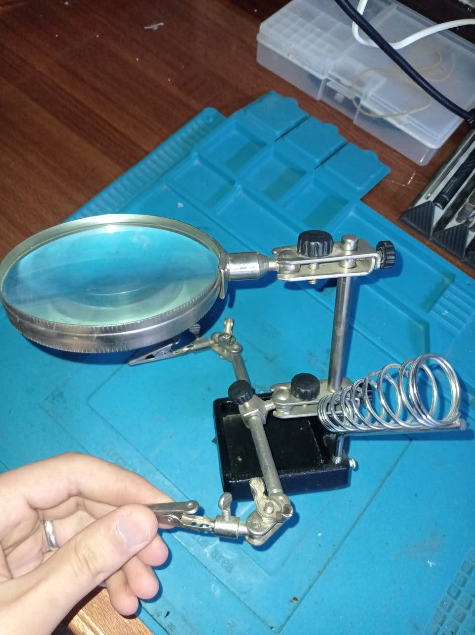 السلام عليكم
اجهزة صيانة الموبايلات للبيع شلعه وحده قليل مستخدمة 
هيدكان وكاوية مع علبه تنظيف الكاوية
مكبرة وحاملة للخرائط
صلودر سائل و بكرا
فلكس 
لاصق سائل للشاشة افضل نوعية غير مستخدمة مع المسدس الخاص بي
لاصق تو فيس
عوازل حراره نوعيتين
و جهاز اشعة الفوق بنفسجية و UV 
وجهاز تيستر 
علبة للبراغي
قواعد شحن لجميع الموبايلات تايب سي وكلكسي افضل نوع
العنوان : الموصل 
للتواصل : *********** واتساب 
               ***********
