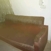 نصف تخم مستخدم لون ماروني بحالة جيدة