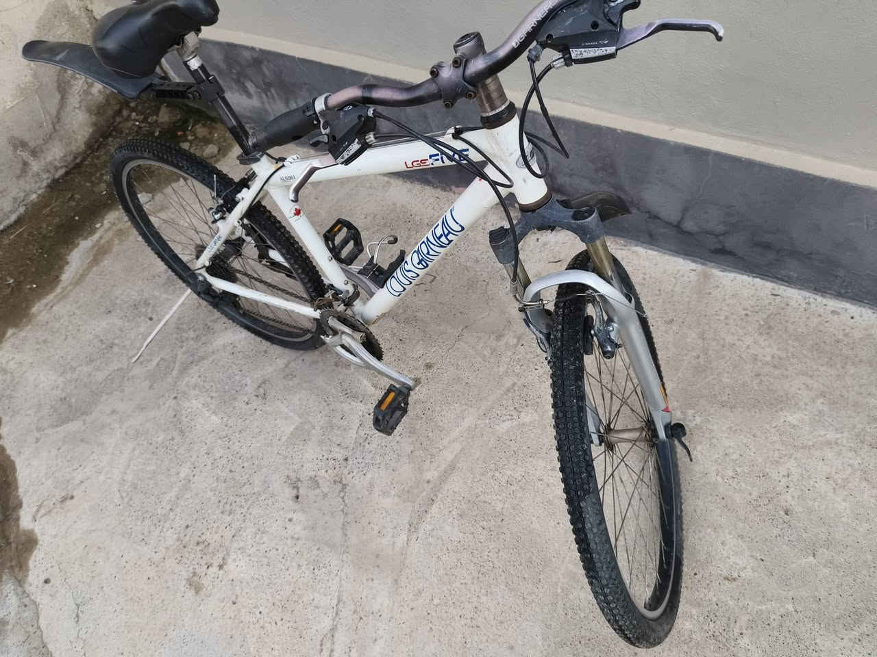 🚵🔥 للبيع | Louis Garneau الأصلية ⚪
✨ دراجة جبلية أصلية تجمع بين القوة والراحة والأداء.
💎 المواصفات:
✅ ماركة Louis Garneau الأصلية.
✅ هيكل ألمنيوم خفيف ومتين.
✅ ⚖️ الوزن: حوالي 14 كغم.
✅ 🛞 مقاس 27.
✅ ⚙️ نظام غيارات متعدد السرعات.
✅ 🛞 شوك (مساعد) أمامي لامتصاص الصدمات.
✅ 🛑 فرامل أمامية وخلفية قوية.
✅ 💺 مقعد مريح قابل للتعديل.
🎯 مناسبة للمدينة، والطرق الترابية، والرياضة. ✅ جاهزة للاستخدام ولا تحتاج أي مصروف.  ... السعر(169) الف🔥 للبيع


**إذا كنت صاحب هذا الإعلان وتريد حذفه لأي سبب، رجاءا أرسل رسالة إلى الدعم الفني**