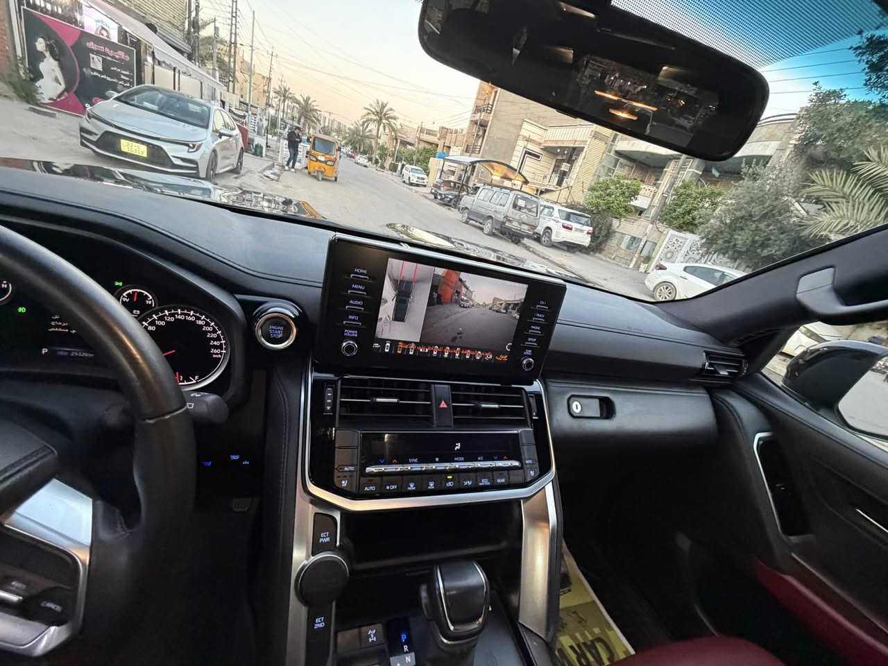 تويوتا لاندكروزGXR موديل2024 ملغفة  Ppf با 26 ورقة تغليفها السيارات خمس كاميرات داخل احمر 3 شاشات كاملة المواصفات السنوية بأسمي تحويل مباشر السعر 670$ورقة وبيها مجال بسيط 
العنوان بغداد حي الجهاد ***********باسم
