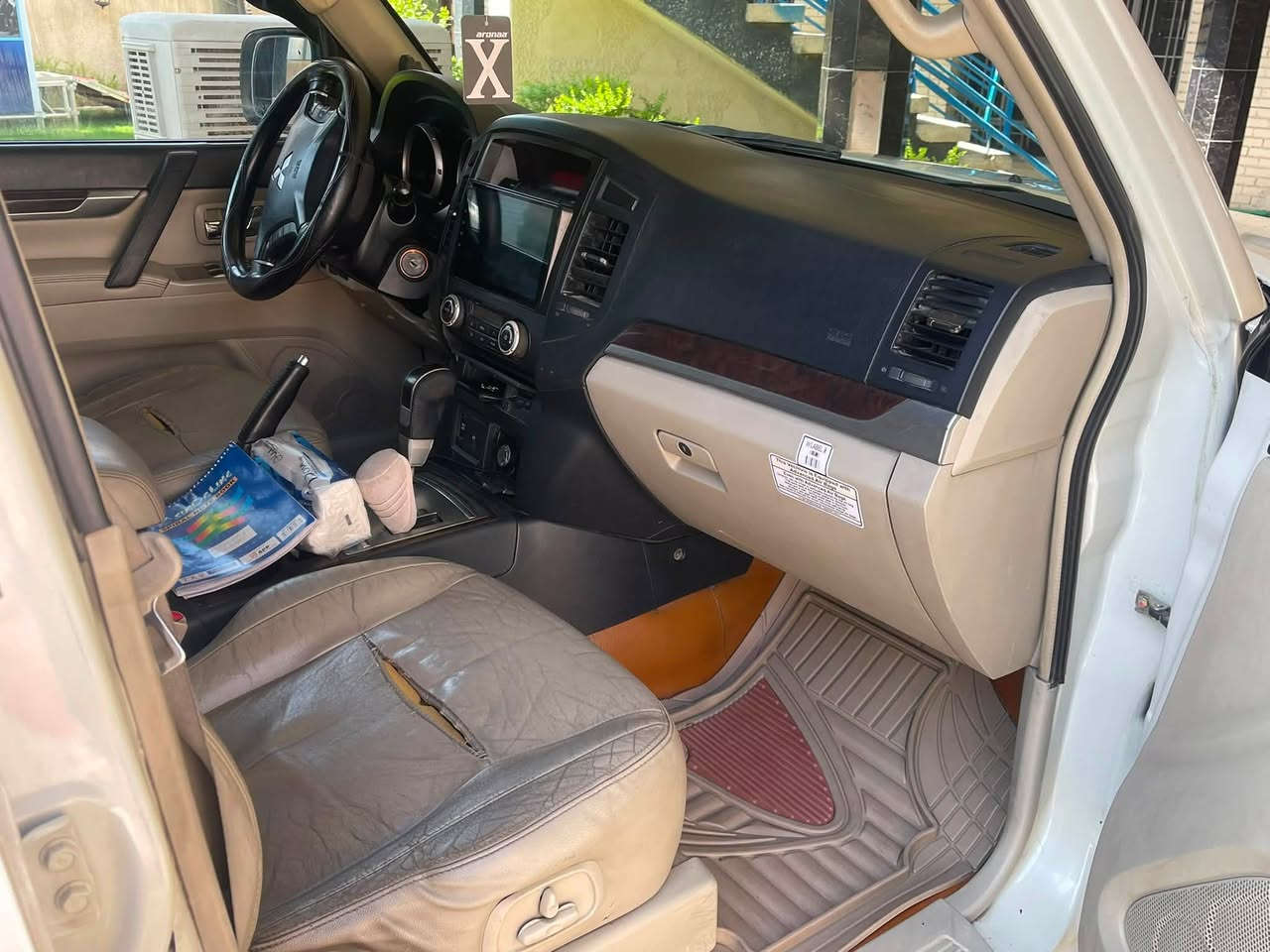 باجيرو حبتور موديل 9 🚗 للبيع مكانها في بغداد منطقة زيونه : 
سيارة فول مواصفات (خليجي) رقم بغداد – بحالة جيدة 
 فتحة السقف: فتحة دمام
 كشنات جلد بلادي (كهربائي) مع التدفئة والتبريد
 التبريد: تبريد 3 قطع 
 التحكم: تحكم أزرار مقود (ستيرن) 3 جهات
الإضافات والتجهيزات:
⭕️شاشة وكاميرا 
⭕️ إشارات ضوئية بالمرايا الجانبية
⭕️ حساسات خلفية
⭕️ التيارات الامامية جديدة والخلفية بحاجة الى تبديل 
⭕️منظومة غاز : بحاجة الى صيانه فقط 
⭕️كير محرك بحالة جيدة جدا 
⭕️بحاجة الى حدادة خلفية
السعر:
 115 ورقة (وبيها مجال)

للاستفسار الاتصال على الرقم 
‪***********‬
