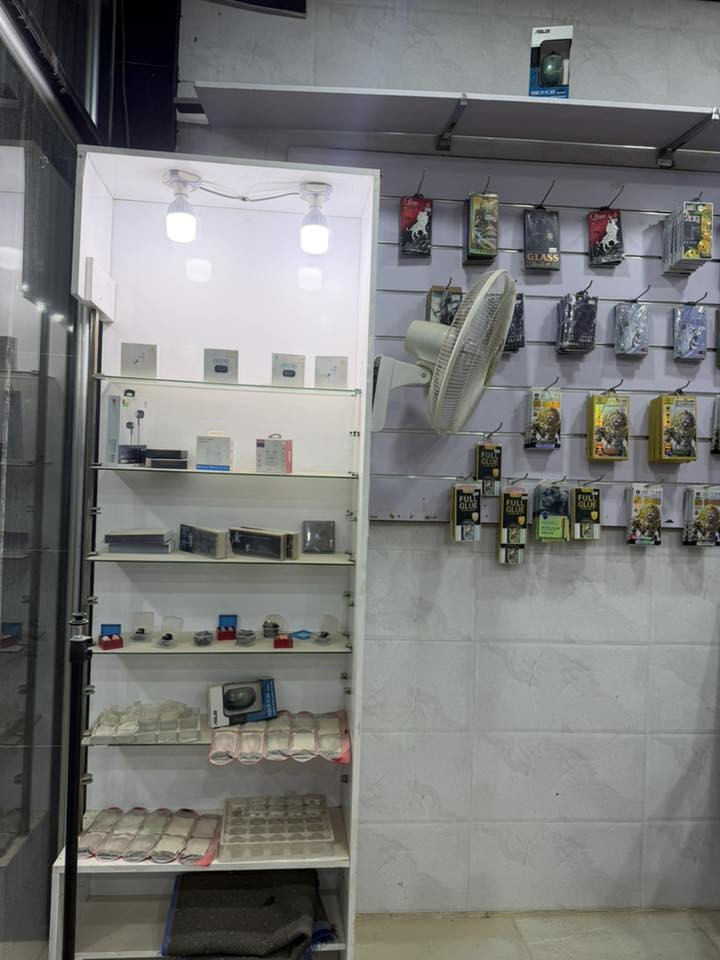 غراض محل موبيلات جاهز للبيع ميز وكرسي وباترينات مع رفوف مع بضاعة كامله مع أدوات صيانة مع سستم كامرات مع لابتوب للاستفسار 
***********
