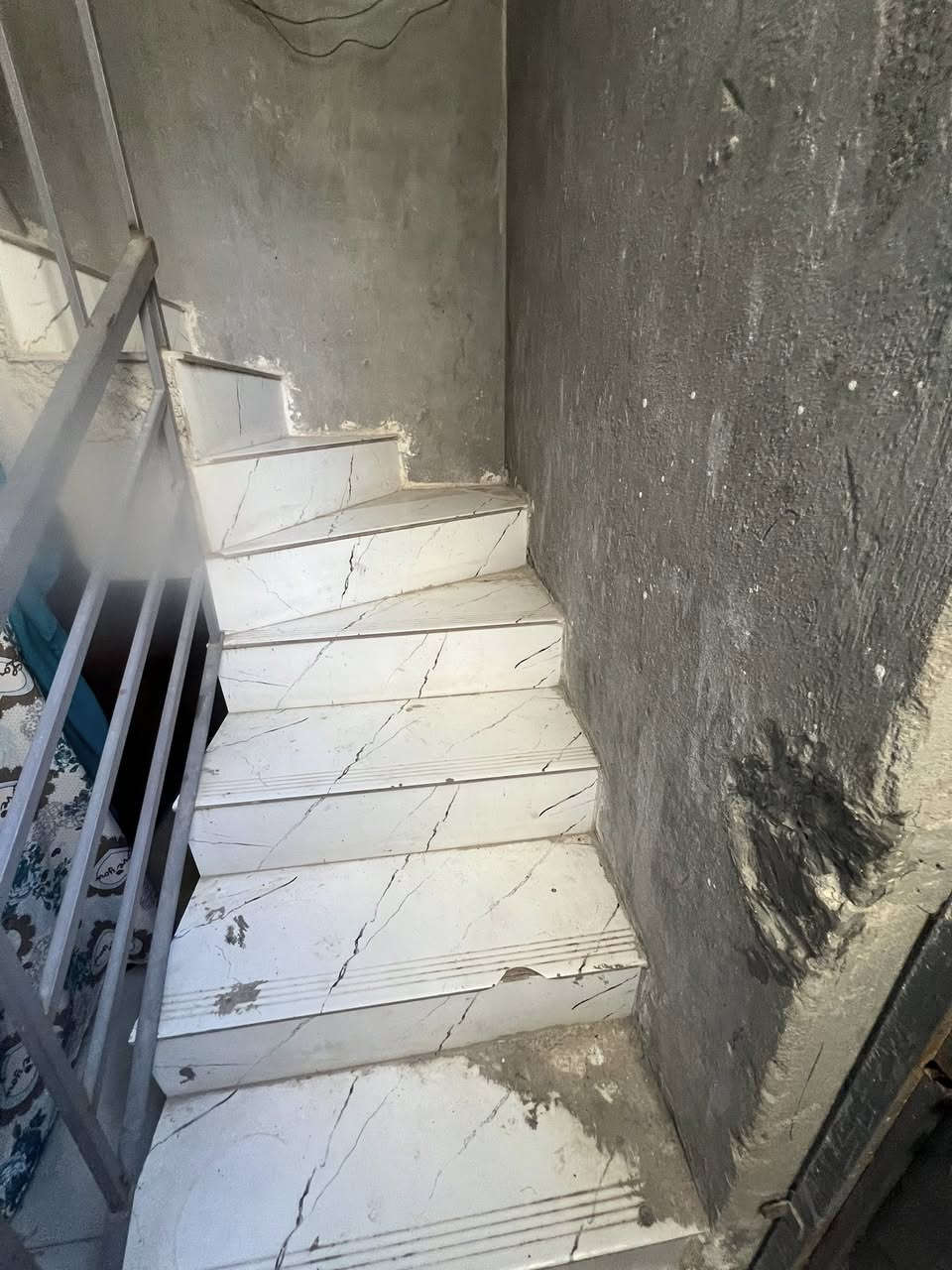 سلام عليكم بيت لبيع مساحه 53متر يحتوي ع ثلاث طوابق 
مشتمل طابق ارضي معزول وشقتين فوك درج خارجي بناء جديد كل طابق يحتوي ع هول مفتوح ع مطبخ نظام تركي وحمام وغرفه واسعه 
كلهن نفس نظام 
العنوان حي القاهره شارع المدارس صاير بل فرع 
رقم صاحب الدار 
السعر 200 مليون 
عرض فرع ٦ متر
***********
