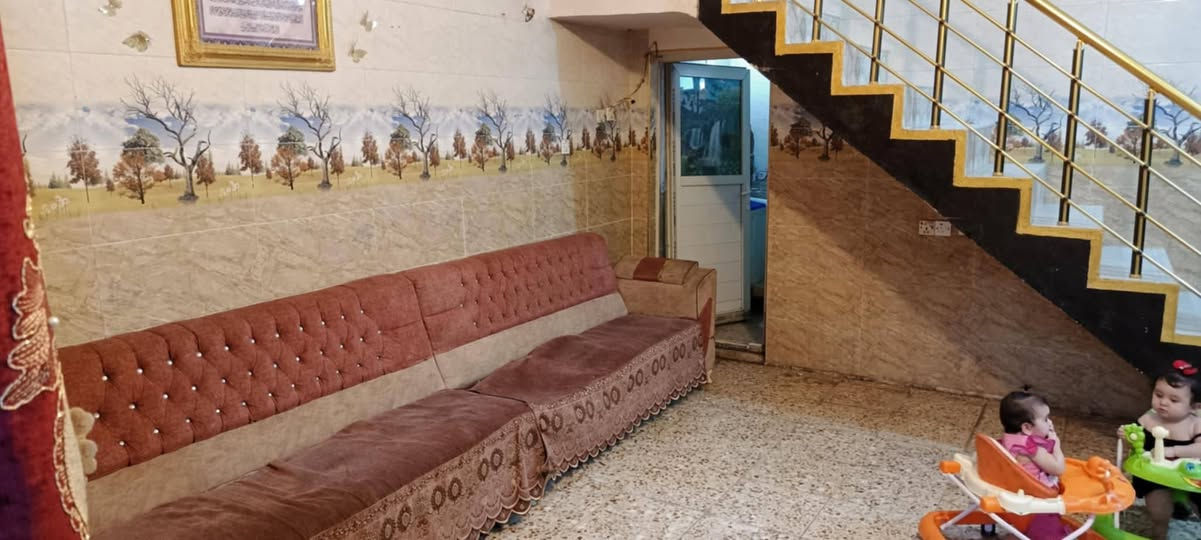 بيت #ركن المساحه ١٠٠ متر مربع طابقين
خدمات كامله عدا التبليط وراح يوصل النه 
ما بيه اي نقص 
 العنوان البلديات الضباط الثانيه الزراعي 
قرب #المحطه_الصفرة
#للاستفسار *********** بغداد, العراق
