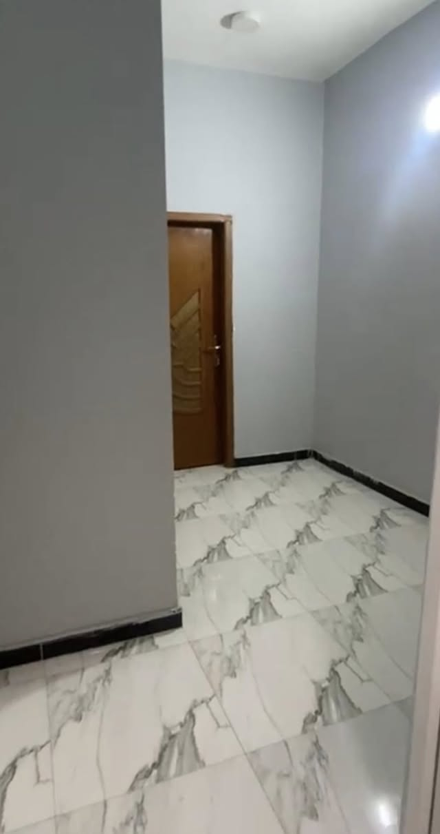 شقه للأيجار في السراجي قرب اسيا سيل. طابق اول درجها معزول لوحده  تحتوي على غرفه كبيره 
وديوانيه وصاله ومطبخ ومخزن كبير 
بدل الايجار 500 الف قفل
للاتصال ***********
