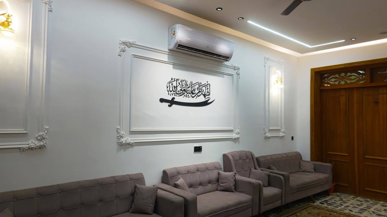 السلام عليكم بيت للبيع  فقط ١٥٠م في  الرواد طابقين كامل حديث بناء٢٠٢٥ مابيه اي نقص يتكون من ٦غرف نوم واستقبال طول ٧م ومطبخ ٥م وحوالي ٥×٦ و٣ مجاميع صحيه البيت كله ديكورات علما المنطقه كامله الخدمات فقط التبليط  عن قريب على شهر 6  الاستفسار الاتصال على الأرقام الموجود او*********** على الاواتساب
