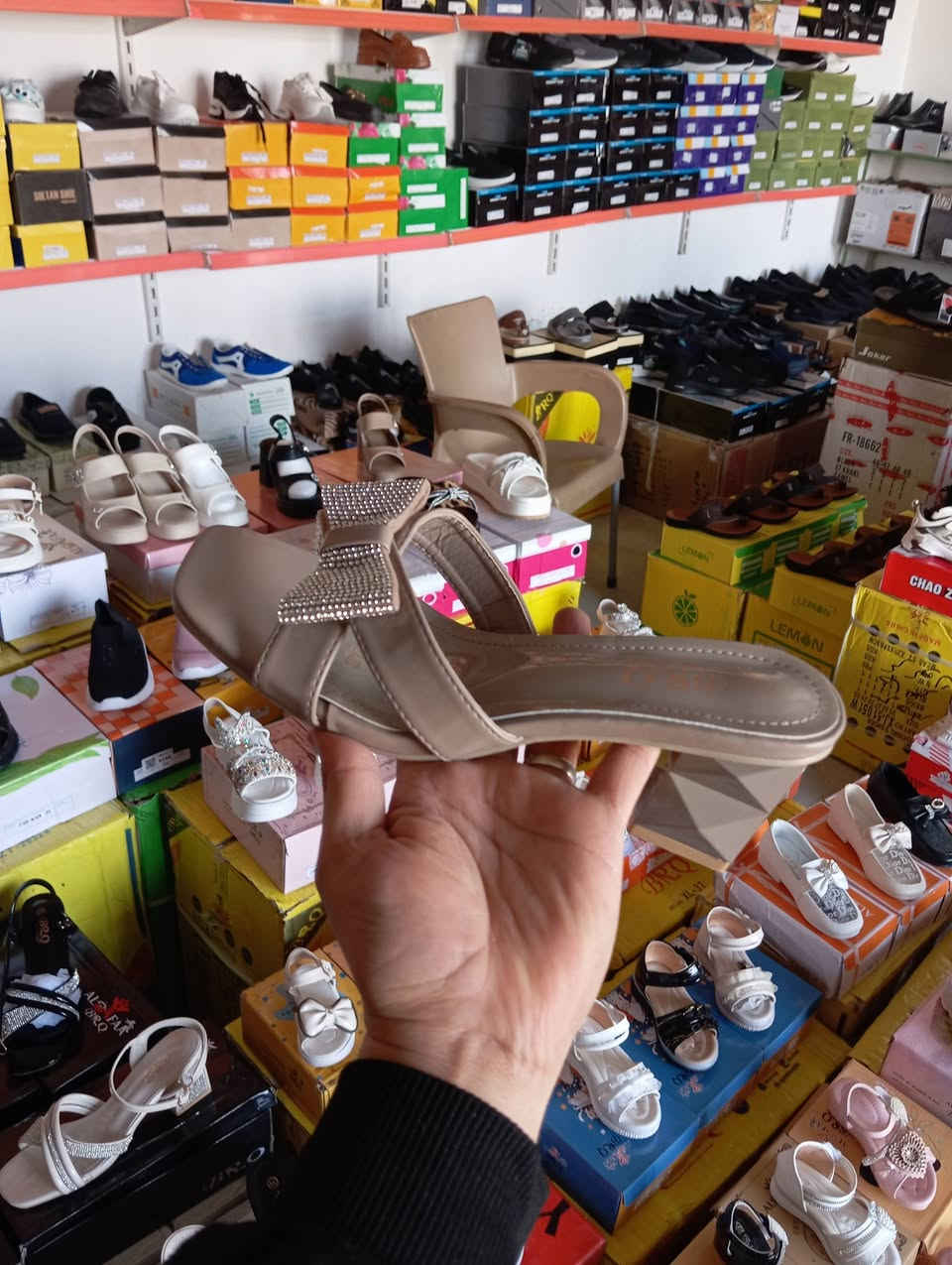 📢 جديد محلات الغازي للأحذية النسائية والبناتي 👡✨
وصلتنا تشكيلة مميزة من الصنادل والشحاطات النسائية والشبابي بأشكال عصرية وألوان جميلة تناسب كل الأذواق 💖
وكذلك متوفر شحاطات طبي مريحة للمشي اليومي 👣
وللبنات الصغار أيضاً متوفر قنادر وصنادل بناتي موديلات حلوة وخفيفة 👧🌸
✨ جودة طيبة
✨ موديلات متنوعة
✨ أسعار مناسبة للجميع
📍 زورونا في محلات الغازي واختاروا الموديل اللي يعجبكم.

الموقع: شميط -الشارع العام-مقابل اسواق باسم العيدان 
للاستفسار: ***********
***********
