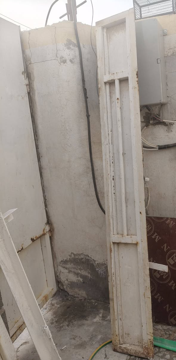 باب طلاقه وربع حديد ثقيل كيلون شغال . السعر 75
العرض 120
الطول 223
***********
