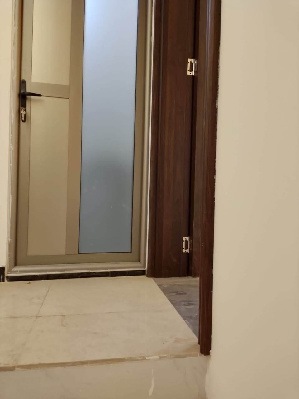 دار زراعي للبيع سند 25 مساحة 50متر واجه 10.متر. يحتوي عله صالة ومطبخ وخدمات. طابق اول غرفتين نوم وحمام   طابق ثاني بيتونه وسطح خدمات فووول ماء كهرباء مجاري تبليط. يقع في بغداد سبع ابكار الزراعي 
للاستفسار. ***********
