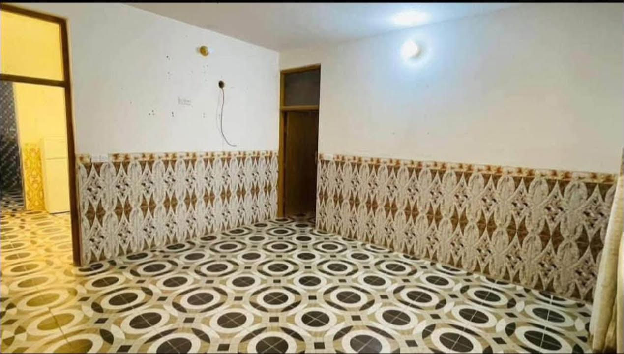 السلام عليكم
شقه لليجار العنوان كربلاء حي السلام خلف بانزين خانه الغاضريه طابق اول يعني درج واحد 
الشقه كلش نضيفهً وحلوه 
بيه مغاسل وماطور ماء وكيزريعني كامله من كلشي 
صاله كبيره وصاله زغيره 
ومطبخ وغرفه نوم منور عدد 2 وصحيات 
اليجار 250 
لاستفسار ***********
