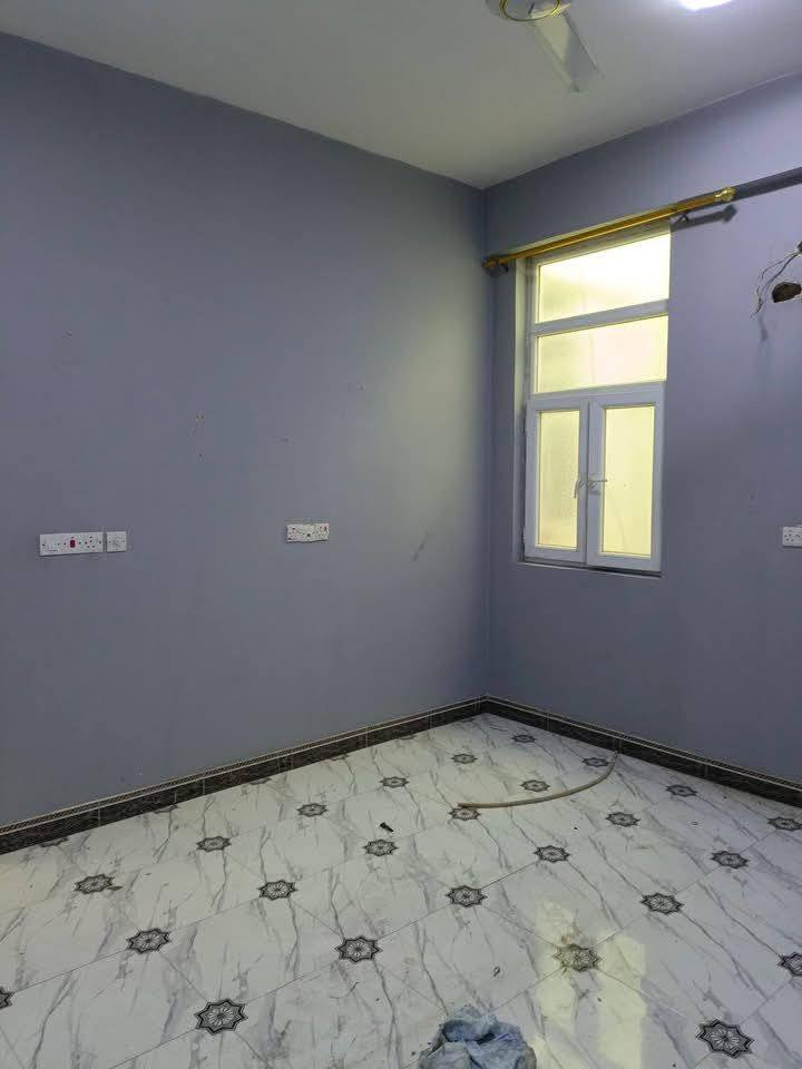 شقة للإيجار عوائل فقط في الرمادي شارع 40 وجهة مباشرتاً على شارع العام .
الشقة طابق ثالث ، نظام مصعد كهربائي و درج .
المصعد شغال وطنية فقط.

الشقة تتكون من غرف نوم عدد 2 وصالة ومطبخ و مجموعة صحيات.

كافة الخدمات متوفره من ماء وكهرباء وطنية و مولد.

المطبخ يحتوي على كاونتر و سنك.

#سعر الايجار 250الف قفل
استفسار والاتصال هذا رقم ***********
