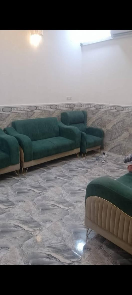 السلآم عليكم اسعد الله اوقاتكم احبتي الكرام يعلن مكتب عقارات النور الذهبي عن توفر لدينا بيت للبيع مساحه ١٠٠متر ١٠ في ١٠ مربع العقار طابو زراعي ابي الخصيب منطقه البهادريه من طريق الفوك محتويات البيت قرفتين نوم وصاله ومطبخ مفتوح على صاله قرفه فوك وديوانيه سعر ٦٢ مليون وبي مجال قليل البيت مجاريه على نهر(***********)
