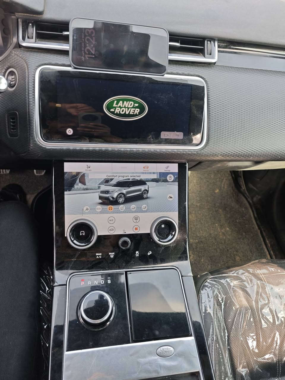 السلام عليكم
رانج روفر فيلار ديزل باقي التفاصيل بأول صوره 
مكان السياره بصره 
***********
***********
