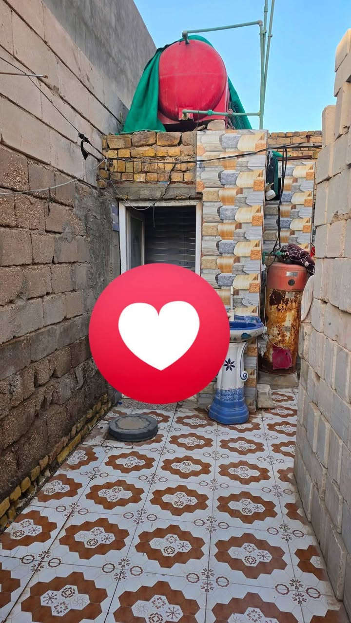 #بيت_البيع_طابو_صرف
المساحة 175
بناء 125  
#المكان_قرب مطعم حسين الحميداوي على شارع العام مقابيل مدرسة العدادنية 
#التفاصيل 
يحتوي على 👇👇

غرف عدد 2  المساحة 5 أمتار 
صاله المساحة 7 أمتار
مطبخ المساحة 6 أمتار 
براني المساحة  7،250
مساحة الطارمه 5×4
صحيات داخلي وخارجي 
بناء طابوك كل البيت 
دولون او دربونه المدخل  2 متر
سطح فقط حيتوى على بيتونه بدون تشاريف 
كاعيه بورسلين 
البراني مرمر
#كل_موضح_بالتصوير
السعر 65 مليون وبيه مجال قليل 
غير متواجد على فيس 
تواصل 👇👇
***********
