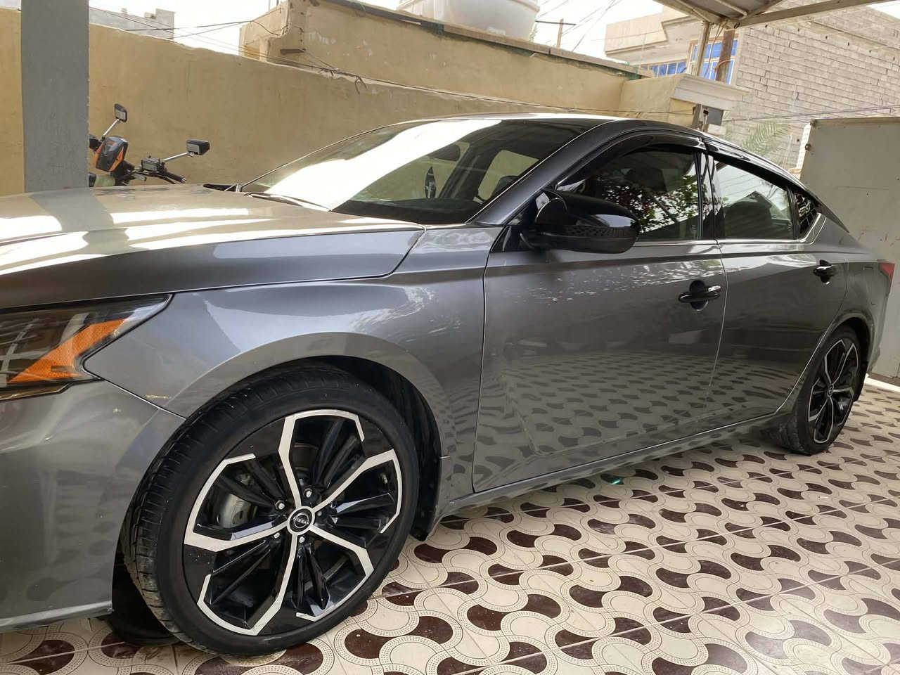 للبيع نيسان التيما موديل 2023SR 
(السعر130) وبيها مجال سياره بيها كلير من امريكا 5قطع للاستفسار ***********
سعةالمحرك: 2.5 لتر (٤ سلندر)القوة: 188 حصان عزم الدوران: 244 نيوتن متر ناقل الحركة: أوتوماتيكي مستمر التعشيق Xtronic CVTاستهلاك الوقود: تقريبًا 16.6 إلى 16.8 كم/لتر  طابع رياضي عجلات رياضية (
) قياس 19  مصابيح أمامية وخلفية من نوع LED 
:مقاعد رياضية مكسوة بالجلد الصناعي (أو قماش عالي الجودة) مع دعم جانبي إضافي مقعد السائق  الأمامي قابل للتعديل كهربائياً شاشة لمس مركزية كبيرة   نظامي Apple CarPlay (لاسلكي) و Android Auto (سلكي/لاسلكي)عجلة قيادة مغلفة بالجلد متعددة الوظائف مع مبدلات سرعة (Paddle Shifters)نظام صوتي عالي الجودة )شاحن لاسلكيا لسلامة :نظام التحذير من النقطة العمياء نظام التنبيه ومساعدة البقاء في المسار كاميرا خلفية ومثبت السرعة التكيف الذكي (رادار)فرامل الطوارئ التلقائية مع خاصية استشعار المشاة
