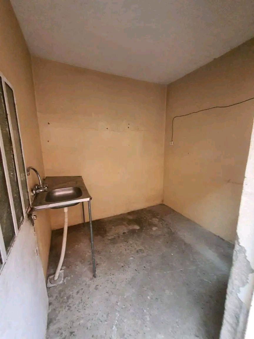 بيتين للايجار على 175 الف الواحد شرقي حي القاهرة  مقابل حي الجامعة 
للاستفسار *********** 
غرفتين نوم ومطبخ وحمام وخدمات كل واحد معزول عن الاخر
