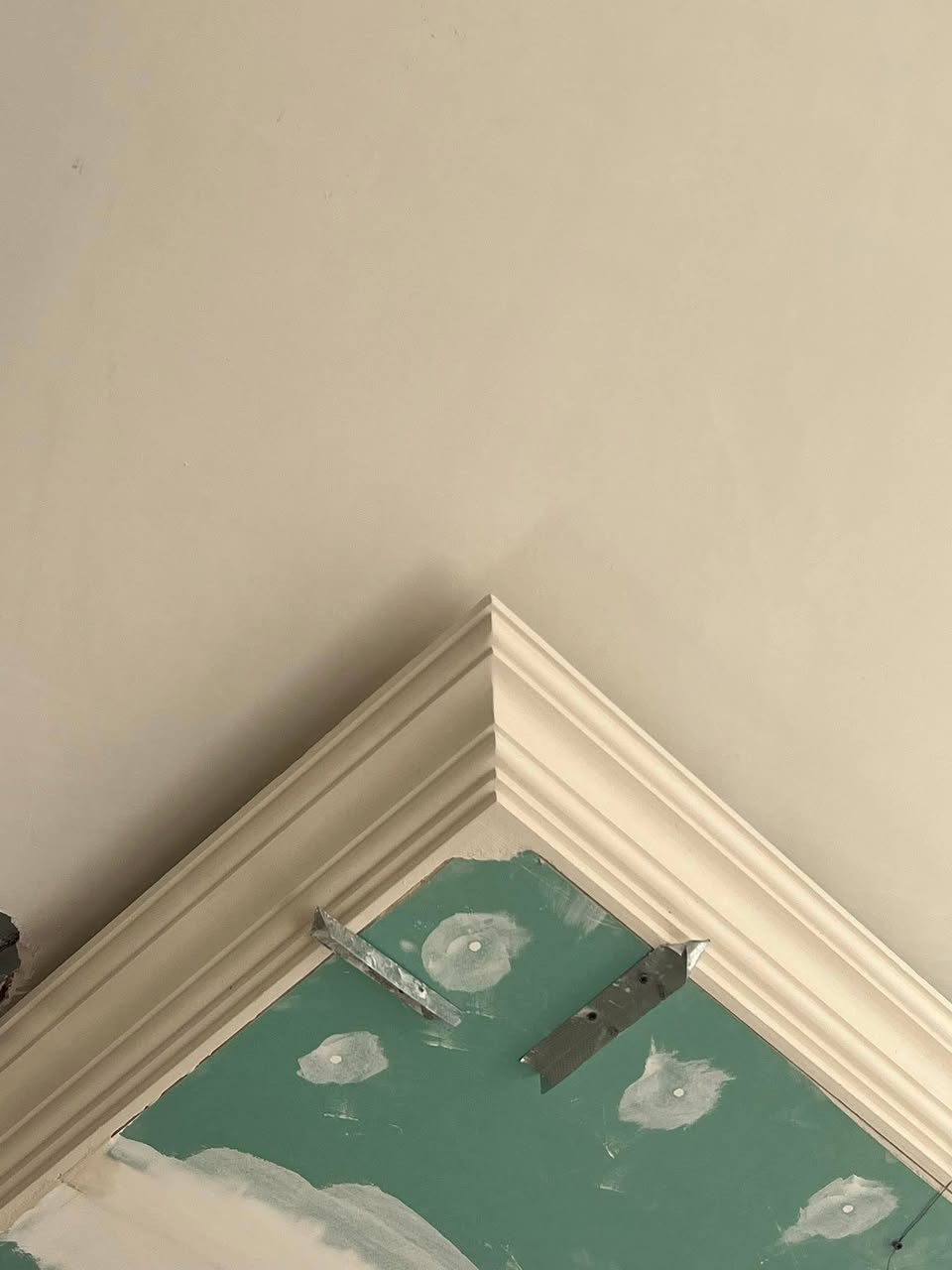 اعمالي البسيطه 
اصباغ جدران اصباغ اخشاب 
واجهات شاشه بمختلف التصاميم 
لوحات جداريه 
بوكسات الجبسون بورد

***********
