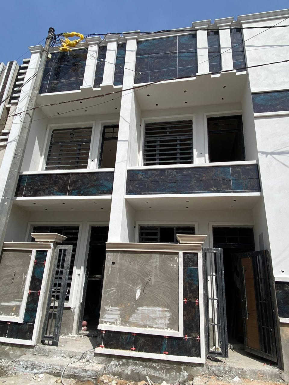 مشتملات للبيع المساحه 50متر الحريه الثانيه محله 428 موقع مميز شارع نافذ 15متر غرفتين وصاله وحولي  تسليم مفتاح مكتب الحجي للعقار ***********
