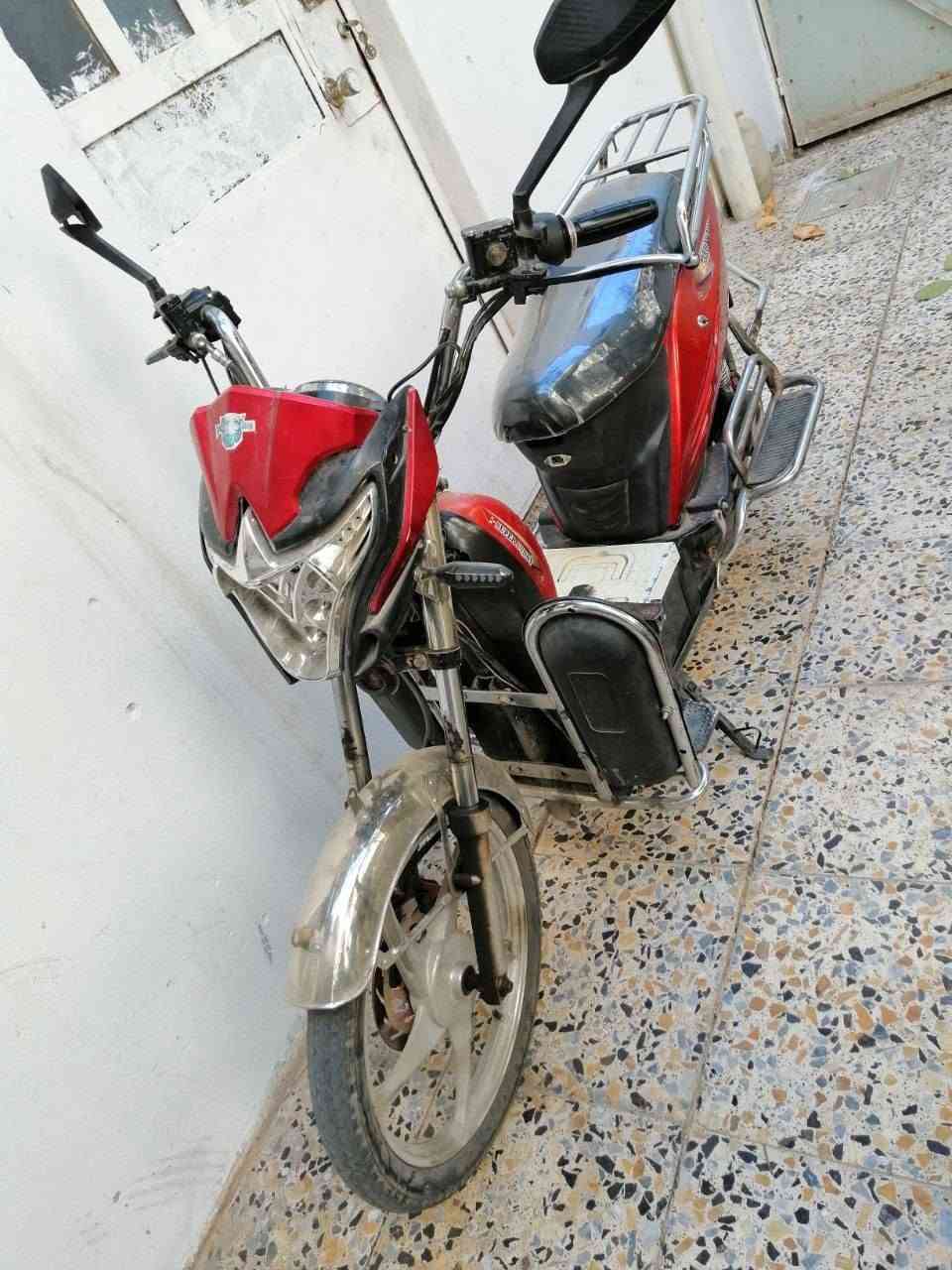 ماطور شحن للبيع 180 ألف بيه مجال بسيط
بطاريته وحده زينة والباقيات ضعيفة
 بريكات ، لايت ، هورن شغالة
***********
