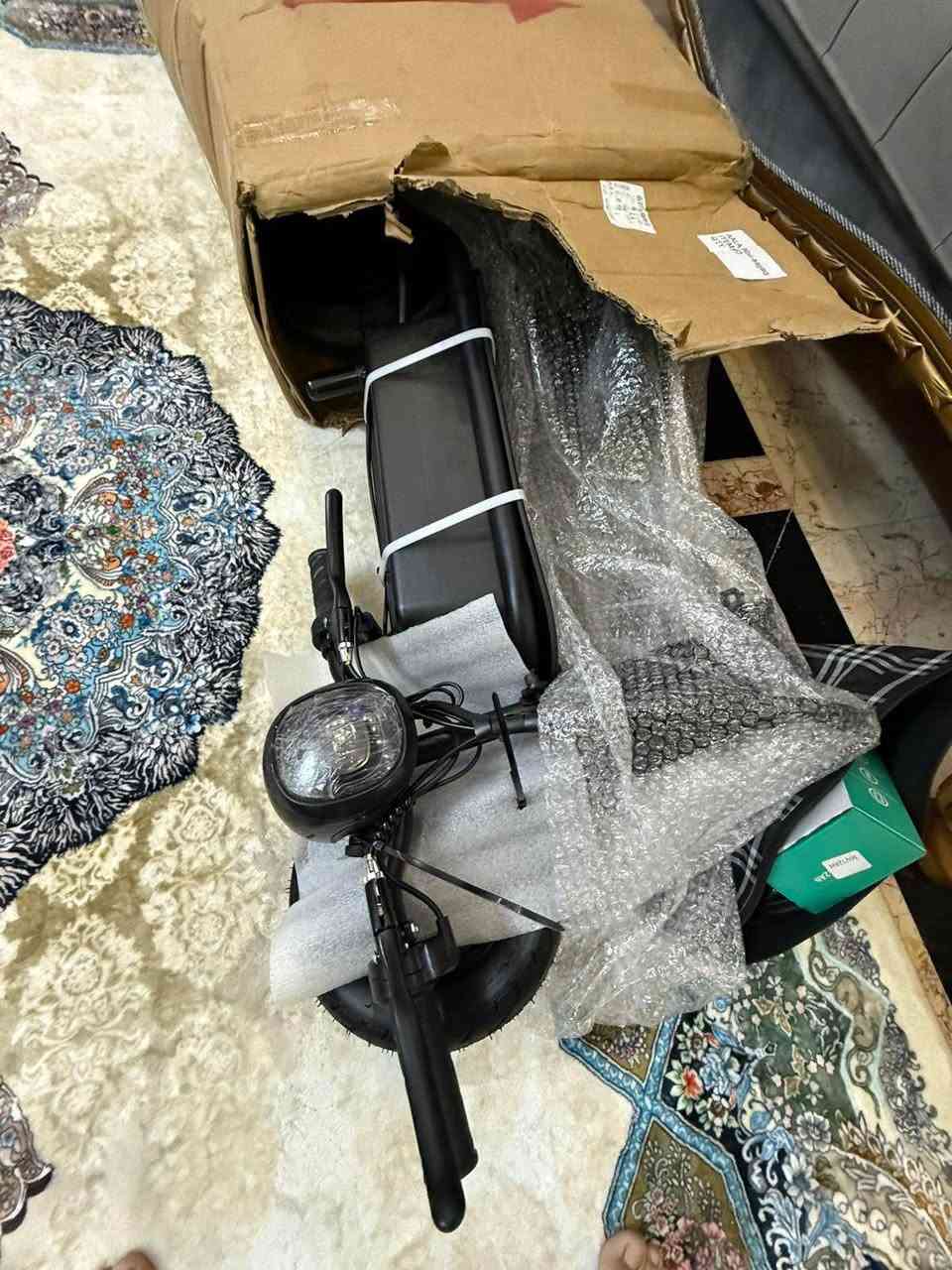 🔐 التشغيل والتحكم: تشتغل بمفتاح أمان (سويتش)، وتمشي بمقبض سرعة (سكليتر)، وبها شاشة لشحن البطارية، وزر للهرن، وزر للايت الأمامي.⚙️ السرعات والمحرك: محرك خلفي قوي وهادئ، يحتوي على 3 سرعات كهربائية (بطيء، متوسط، سريع)، مع 3 أنظمة قيادة (كهربائي كامل، مساعد تبديل، أو بايسكل عادي).🔋 البطارية والشحن: ليثيوم قوية 48 فولت، تنقفل بمفتاح وتكدر تفصلها وتشحنها بالبيت، وتفول بـ 4 إلى 6 ساعات.🛑 الأمان والفرامل: فرامل دبل ديسك (أمامية وخلفية) لتوقف سريع ومضمون بالطوارئ.🚲 الراحة والهيكل: إطارات مقاس 14، ومقعد مريح بـ مساعدين (دبلات) للمطبات، وتنطوي بالكامل من النص والمقود لتوضع بصندوق السيارة.💡 الإضافات: لايت LED أمامي قوي للليل، ومقعد خلفي إضافي لراكب ثاني. بغداد, العراق


**إذا كنت صاحب هذا الإعلان وتريد حذفه لأي سبب، رجاءا أرسل رسالة إلى الدعم الفني**