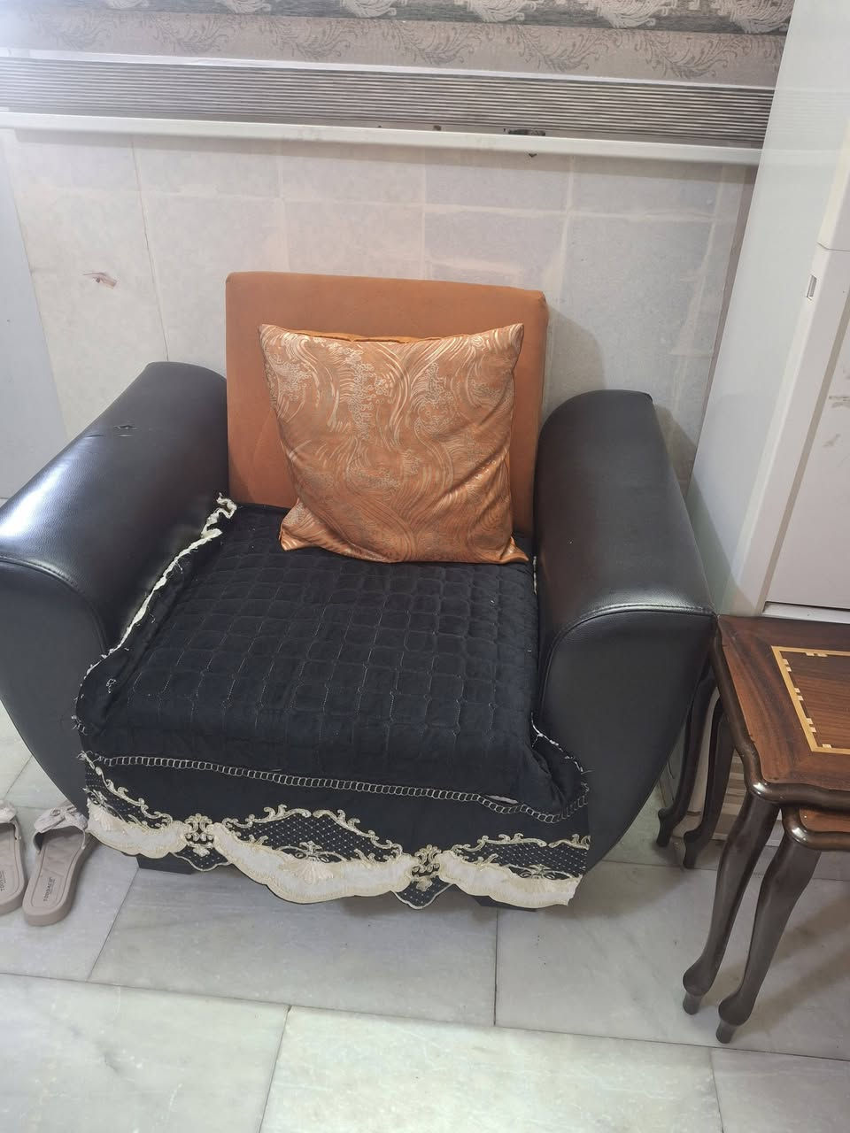 تخم تركي نظيف ١٠مقاعد(قنفتين ٣ وقنفة ٢ وكرسيين ) السعر ٣٥٠٠٠٠دينار للتواصل *********** الحلة
