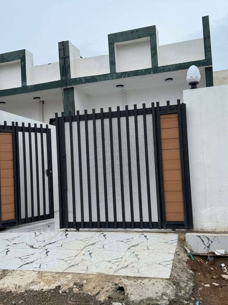 بيت للبيع بلديه 100 متر طولاني منطقة كوباني البيت صفر يتكون من استقبال مطبخ غرفة نوم صحيات داخلي وخارجي كلها سيراميك سقوف ثانويه بيها تانكي مي يبعد عن شارع العام 15 متر مقابيل البت شارع 35 متر منطقه كلش حلوه اوراق البيت واصل امليك السعر 
38 مليون وبيها مجال 
لاستفسار ع رقم ***********
